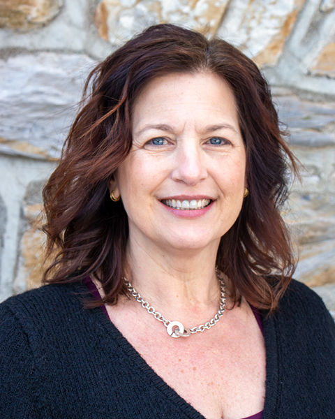 Lisa Zackowski headshot