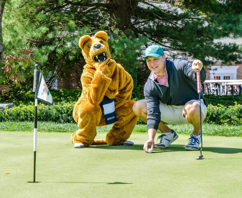 Nittany Lion helping golfer