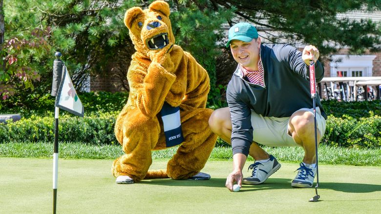 Nittany Lion helping golfer