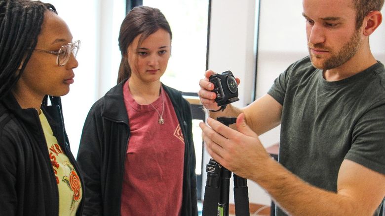 Students set up 360-degree camera equipment