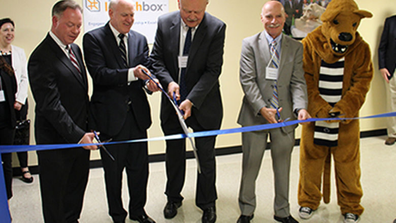 Langan ribbon cutting